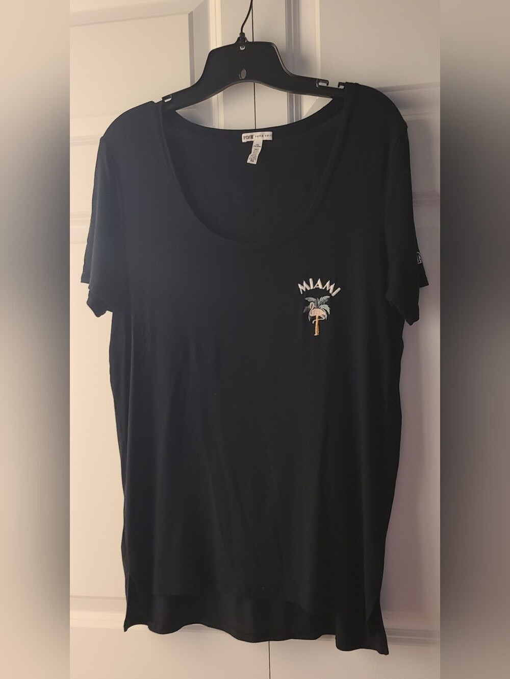 PINK VS MIAMI TEE- L-  FROM DESTINATION COLLECTION- LOOK AT THE BACK! SUPER